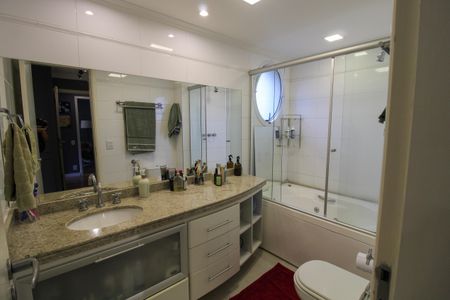 Apartamento à venda com 134m², 4 quartos e 3 vagasBanheiro do Quarto 2