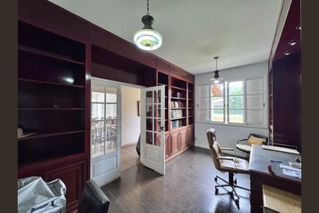 Casa à venda com 4200m², 5 quartos e 5 vagas Casa à venda com 4200m², 5 quartos e 5 vagasEscritório