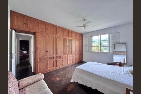 Casa à venda com 4200m², 5 quartos e 5 vagas Casa à venda com 4200m², 5 quartos e 5 vagasSuíte