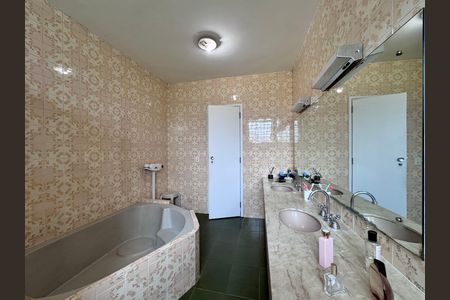 Casa à venda com 4200m², 5 quartos e 5 vagas Casa à venda com 4200m², 5 quartos e 5 vagasSuíte - Banheiro