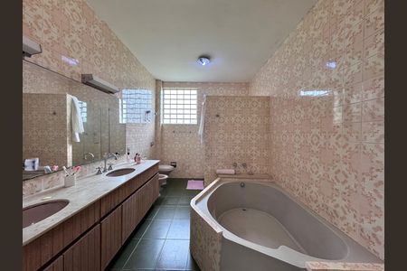 Casa à venda com 4200m², 5 quartos e 5 vagas Casa à venda com 4200m², 5 quartos e 5 vagasSuíte - Banheiro