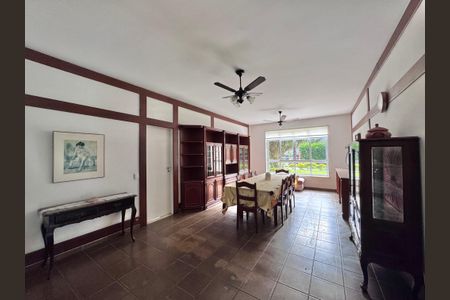 Casa à venda com 4200m², 5 quartos e 5 vagas Casa à venda com 4200m², 5 quartos e 5 vagasSala