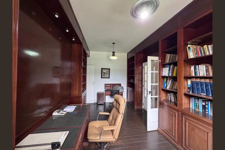 Casa à venda com 4200m², 5 quartos e 5 vagas Casa à venda com 4200m², 5 quartos e 5 vagasEscritório