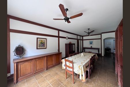 Casa à venda com 4200m², 5 quartos e 5 vagas Casa à venda com 4200m², 5 quartos e 5 vagasSala