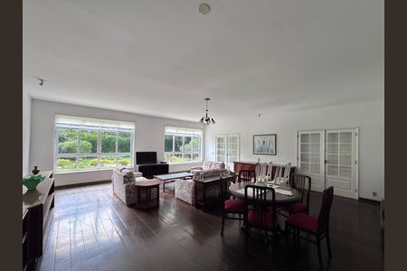 Casa à venda com 4200m², 5 quartos e 5 vagas Casa à venda com 4200m², 5 quartos e 5 vagasSala