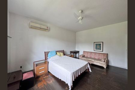 Casa à venda com 4200m², 5 quartos e 5 vagas Casa à venda com 4200m², 5 quartos e 5 vagasSuíte