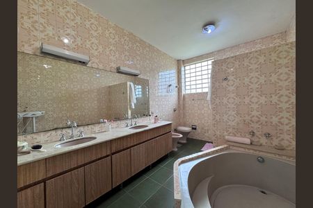 Casa à venda com 4200m², 5 quartos e 5 vagas Casa à venda com 4200m², 5 quartos e 5 vagasSuíte - Banheiro