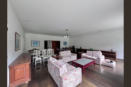 Casa à venda com 4200m², 5 quartos e 5 vagas Casa à venda com 4200m², 5 quartos e 5 vagasSala