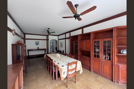 Casa à venda com 4200m², 5 quartos e 5 vagas Casa à venda com 4200m², 5 quartos e 5 vagasSala