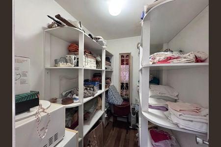 Casa à venda com 4200m², 5 quartos e 5 vagas Casa à venda com 4200m², 5 quartos e 5 vagasCloset