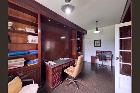 Casa à venda com 4200m², 5 quartos e 5 vagas Casa à venda com 4200m², 5 quartos e 5 vagasEscritório