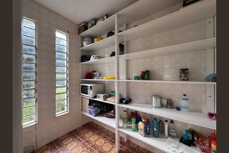 Casa à venda com 4200m², 5 quartos e 5 vagas Casa à venda com 4200m², 5 quartos e 5 vagasCozinha - Despensa