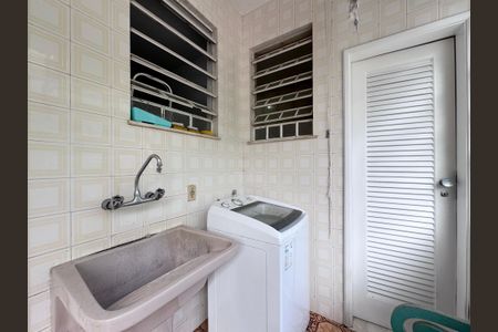 Casa à venda com 4200m², 5 quartos e 5 vagas Casa à venda com 4200m², 5 quartos e 5 vagasÁrea de Serviço
