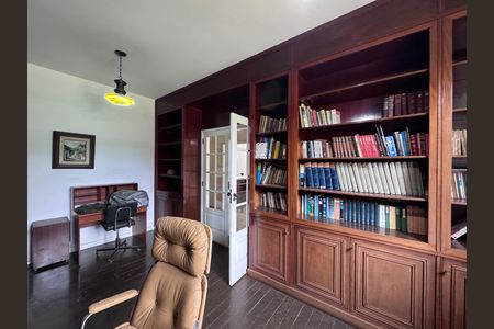 Casa à venda com 4200m², 5 quartos e 5 vagas Casa à venda com 4200m², 5 quartos e 5 vagasEscritório