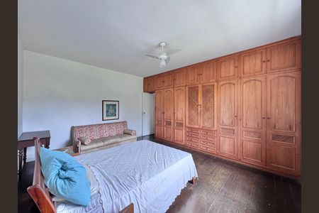 Casa à venda com 4200m², 5 quartos e 5 vagas Casa à venda com 4200m², 5 quartos e 5 vagasSuíte