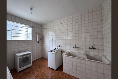 Casa à venda com 4200m², 5 quartos e 5 vagas Casa à venda com 4200m², 5 quartos e 5 vagasCasa do Caseiro - Lavanderia