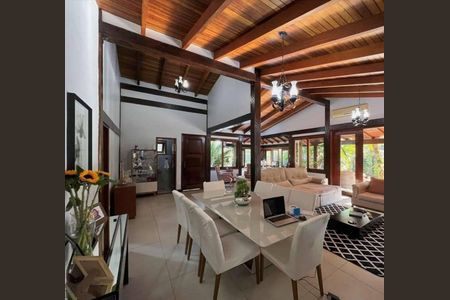 Casa de condomínio para alugar com 320m², 5 quartos e 4 vagasSala