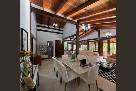 Casa de condomínio para alugar com 320m², 5 quartos e 4 vagasSala