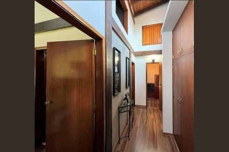 Casa de condomínio para alugar com 320m², 5 quartos e 4 vagasCorredor