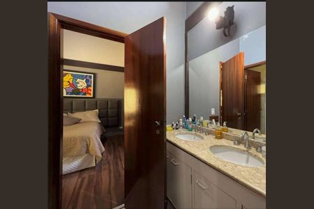 Casa de condomínio para alugar com 320m², 5 quartos e 4 vagasBanheiro