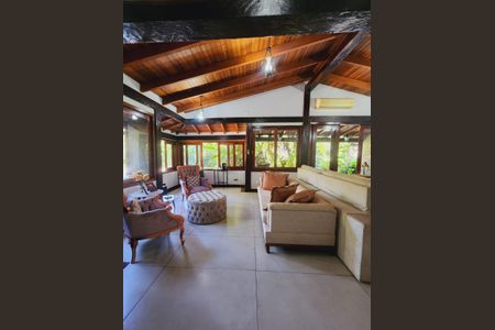 Casa de condomínio para alugar com 320m², 5 quartos e 4 vagasSala