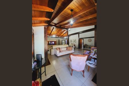 Casa de condomínio para alugar com 320m², 5 quartos e 4 vagasSala