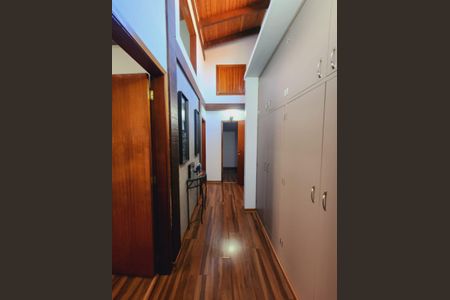 Casa de condomínio para alugar com 320m², 5 quartos e 4 vagasCorredor