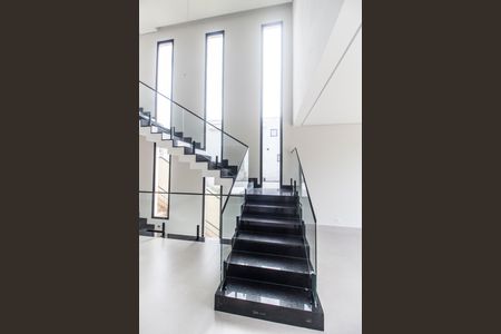 Casa de condomínio à venda com 510m², 4 quartos e 6 vagasEscada