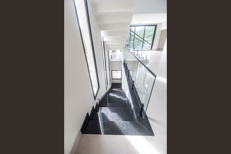 Casa de condomínio à venda com 510m², 4 quartos e 6 vagasEscada