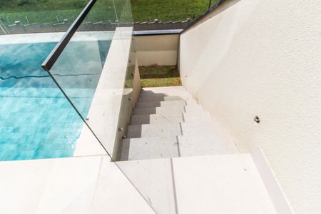 Casa de condomínio à venda com 510m², 4 quartos e 6 vagasEscada