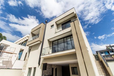 Casa de condomínio à venda com 510m², 4 quartos e 6 vagasFachada