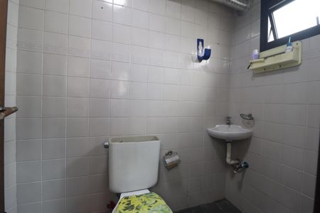 Apartamento para alugar com 180m², 3 quartos e 4 vagasBanheiro de serviço