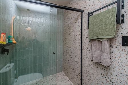 banheiro na suíte 1_3 de casa à venda com 2 quartos, 150m² em Aclimação, São Paulo