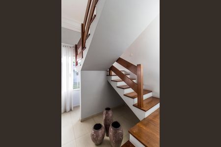 Casa de condomínio para alugar com 360m², 2 quartos e 6 vagas Casa de condomínio para alugar com 360m², 2 quartos e 6 vagasEscada