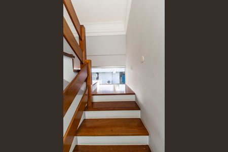 Casa de condomínio para alugar com 360m², 2 quartos e 6 vagas Casa de condomínio para alugar com 360m², 2 quartos e 6 vagasEscada