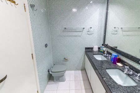 Casa à venda com 300m², 6 quartos e 4 vagasBanheiro da Suíte 1