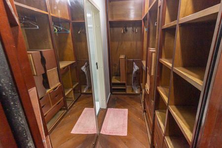 Casa à venda com 300m², 6 quartos e 4 vagasSuíte 1 - Closet