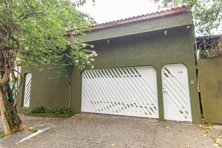 Casa à venda com 300m², 6 quartos e 4 vagasFachada
