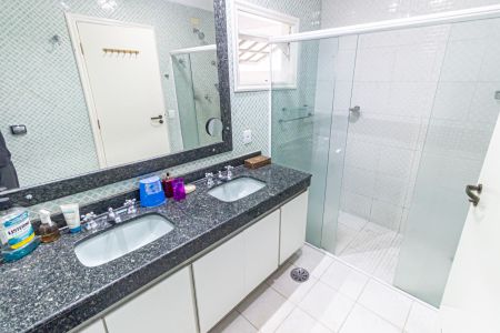 Casa à venda com 300m², 6 quartos e 4 vagasBanheiro da Suíte 1