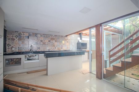 Casa à venda com 102m², 3 quartos e 2 vagasCozinha/Quintal/Churrasqueira