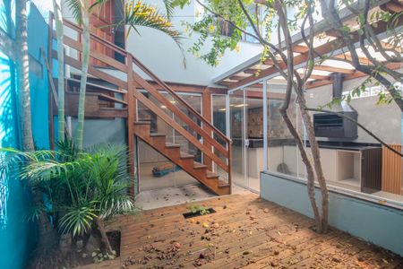 Casa à venda com 102m², 3 quartos e 2 vagasQuintal