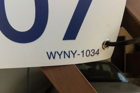 Casa à venda com 125m², 2 quartos e 2 vagasFachada - Placa Código WYNY-1034