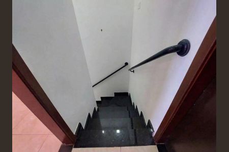 Escada de casa de condomínio para alugar com 2 quartos, 70m² em Parada XV de Novembro, São Paulo