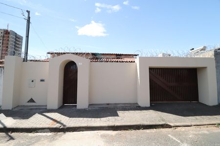 Casa para alugar com 260m², 3 quartos e 5 vagasFachada
