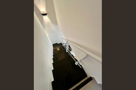 Casa de condomínio para alugar com 100m², 2 quartos e 1 vagaEscada