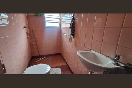 Casa à venda com 210m², 3 quartos e 3 vagasBanheiro 2