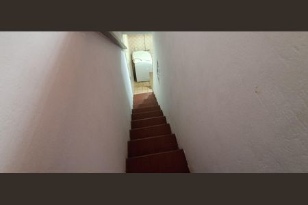 Casa à venda com 210m², 3 quartos e 3 vagasEscada