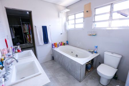 Casa à venda com 216m², 3 quartos e 3 vagasBanheiro da Suíte