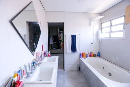 Casa à venda com 216m², 3 quartos e 3 vagasBanheiro da Suíte