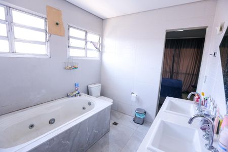 Casa à venda com 216m², 3 quartos e 3 vagasBanheiro da Suíte